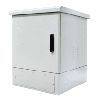 Capacidade de 9U para padrões de 19 polegadas. - Proteção IP65 contra poeira e jatos de água.
 - Sistema de painel duplo para isolamento térmico.
 - Carga estática máxima suportada de 100 kg.
 - Ventilação ativa por meio de uma bandeja de ventoinhas.
 - Fabricado em aço SPCC e chapa galvanizada.