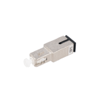 Atenuación exacta de 3dB en señal óptica. - Conector SC compacto de alta densidad. - Pulido UPC que reduce la reflexión. - Estabilidad térmica en entornos críticos. - Instalación directa tipo Plug and Play. - Compatibilidad universal monomodo OS2.